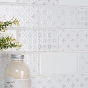 original-style_winchester_artisan_mixed-white-and-plain-half-tile-bathroom-set-close-up_landscape_cl8xMDI0eDc2OF9kXzFfanBnXy9fYXNzZXQvX3ByaXZhdGUvbXVsdGlnYWxsZXJ5Mi8xNDQz_7c94ea6c